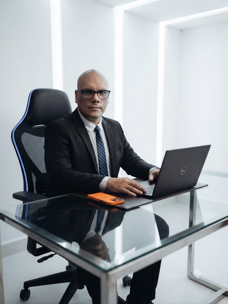 André Calazans, advogado, em seu escritório